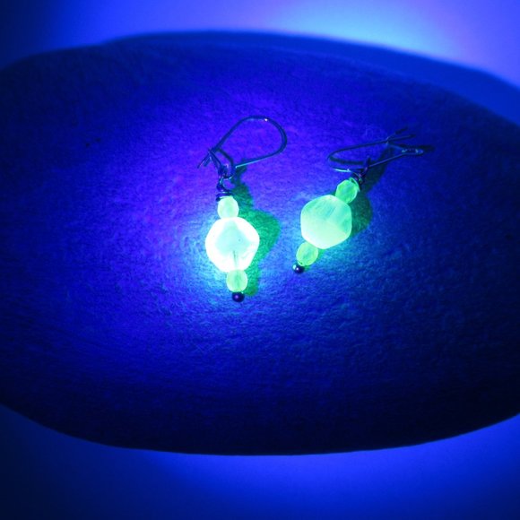 Uranium glass bead earrings - Picture 4 of 10